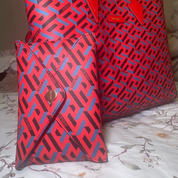 Versace Greca Canvas Tote 💎Rare Find💎 In Red and Blue. - Picture 3 of 11